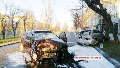 В Николаеве подросток разбил родительскую «Toyota» – автомобиль врезался в столб, в другое авто и загорелся | Корабелов.ИНФО image 1