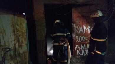 В Корабельном районе горел заброшенный гараж. Спасатели срезали ворота | Корабелов.ИНФО