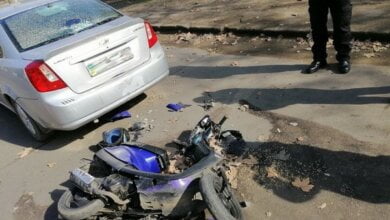 Спешил на службу: в Николаеве военный на мопеде врезался в «Шевроле» | Корабелов.ИНФО image 2