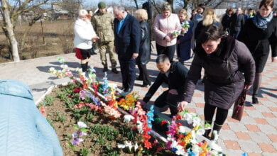 Высадили сиреневую аллею Славы, вручили ветерану конфеты... Галицыновская община отмечает освобождение сел от фашистов | Корабелов.ИНФО image 4