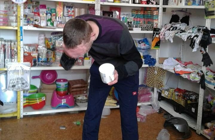 Средь бела дня молодчики устроили драку и разгромили магазин в Корабельном районе | Корабелов.ИНФО image 1