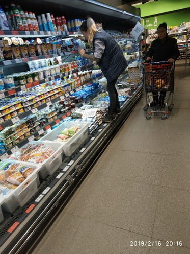 в АТБ продавец встала с ногами на полку