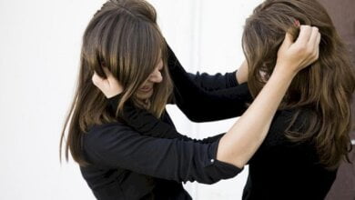 Школьница в Николаеве избила сверстницу, чтобы не возвращать долг 5000 грн | Корабелов.ИНФО