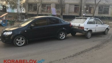 "Таврия" без водителя задом въехала в "Шевроле", стоящий возле многоэтажки в Корабельном районе | Корабелов.ИНФО image 3