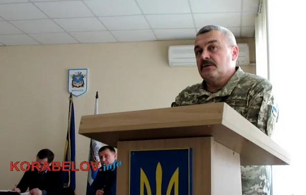 за трибуной - военком Виталий Бачков