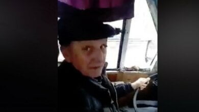 "Він божевільний?" - николаевцы о водителе маршрутки в Корабельном р-не, работающем с "колорадской лентой" в салоне (Видео) | Корабелов.ИНФО