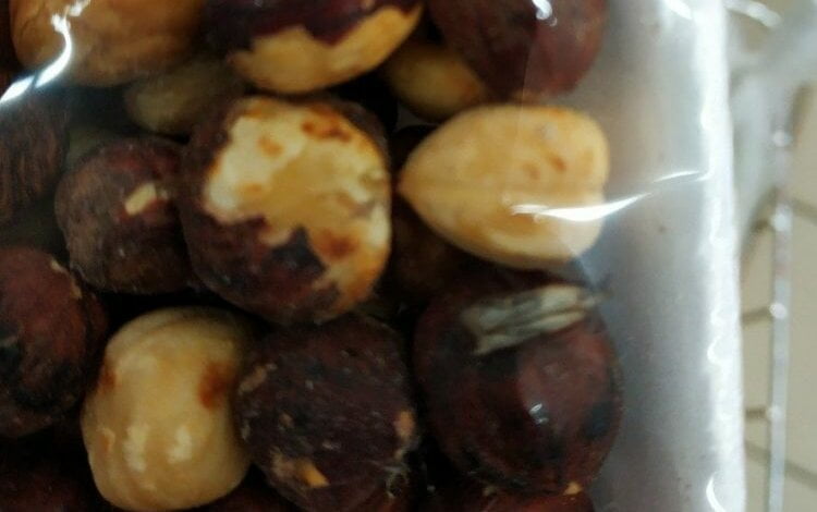 "Хотел угостить детей, а тут такое...", - житель Корабельного района возмущен "живностью" в товаре из местного супермаркета | Корабелов.ИНФО image 1