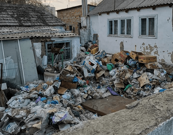 «Уже год боремся с соседкой мусорщицей», - жительница Корабельного пожаловалась на бездействие районной администрации | Корабелов.ИНФО image 2