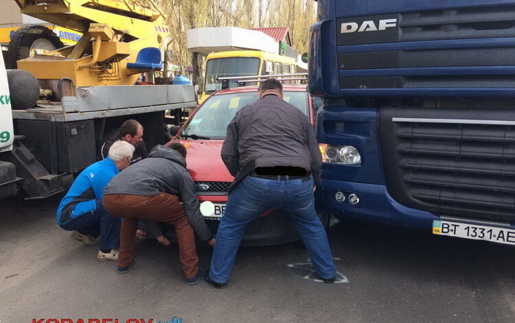 ДТП на проспекте Богоявленском: грузовик прижал "легковушку", не заметив ее на дороге | Корабелов.ИНФО image 2