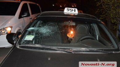 В Николаеве пьяный пассажир разбил стекло и помял дверь в такси — в ответ его избили (видео) | Корабелов.ИНФО