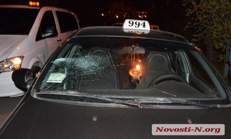 В Николаеве пьяный пассажир разбил стекло и помял дверь в такси — в ответ его избили (видео) | Корабелов.ИНФО