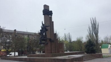 По решению суда в Николаеве могут демонтировать памятный знак Ленинскому комсомолу у парка "Юность" на пр. Богоявленском | Корабелов.ИНФО