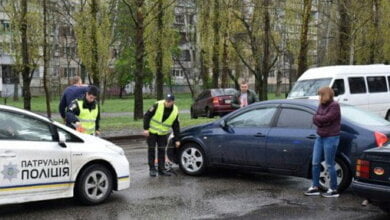 Очередное ДТП в Николаеве: «Опель» улетел на газон после того, как в него врезался «Ниссан» | Корабелов.ИНФО image 4