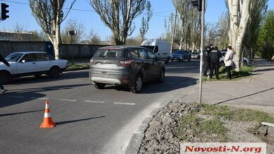 Ослепленный солнцем пешеход врезался в переднюю дверь авто в Николаеве. Пострадавшего увезла скорая | Корабелов.ИНФО