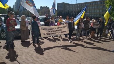 Под мэрией зоозащитники Николаева требовали принять «гуманную» программу обращения с бродячими животными | Корабелов.ИНФО