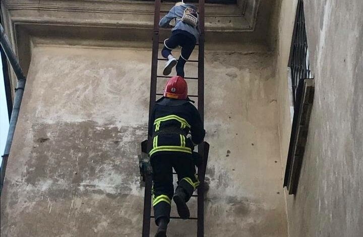 "Искательниц приключений" в Корабельном районе с крыши здания снимали спасатели | Корабелов.ИНФО