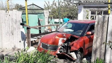 Женщине-водителю в Николаеве стало плохо за рулем - автомобиль пересек "встречку", врезался в столб, повредил газовую трубу и чужой забор | Корабелов.ИНФО