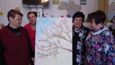 «Передають відчуття на папері»: для пенсіонерів Корабельного району проводять заняття факультативу з арт-терапії | Корабелов.ИНФО