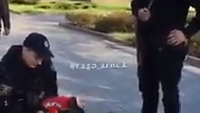 Николаевские патрульные применили силу к подростку, катающемуся на велосипеде по тротуару (видео) | Корабелов.ИНФО