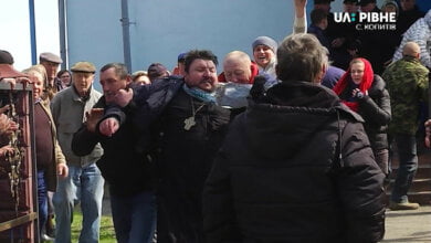 "Я этих людей крестил, хоронил, венчал"... Прихожане вытолкали священника УПЦ МП из церкви, которая перешла в ПЦУ (видео) | Корабелов.ИНФО