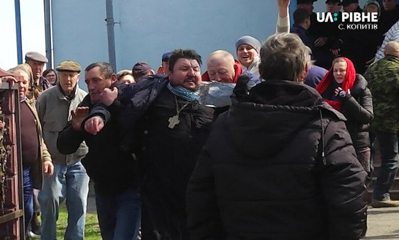 "Я этих людей крестил, хоронил, венчал"... Прихожане вытолкали священника УПЦ МП из церкви, которая перешла в ПЦУ (видео) | Корабелов.ИНФО