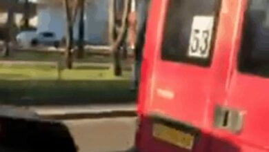 "Сильно дергая за руку, запихивал в салон, матерно кричал", - жительница Николаева о  водителе "маршрутки" № 53 | Корабелов.ИНФО