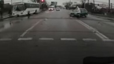 В Корабельном районе «Тойота» на пешеходном переходе зацепила девушку в капюшоне (видео) | Корабелов.ИНФО