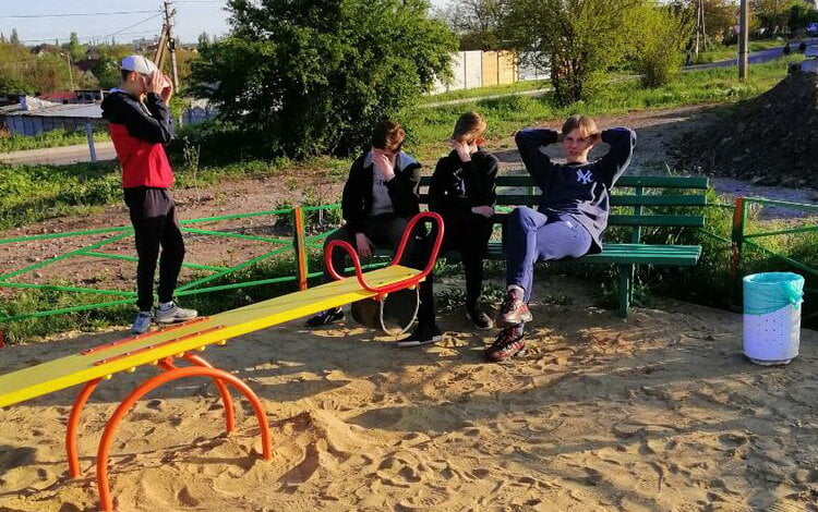 "Курили на детской площадке и хамили в ответ на замечания", - жительница Корабельного района опубликовала фото задиристых подростков | Корабелов.ИНФО image 1