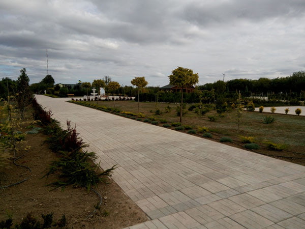 Парк в селі Тавричанка, як кричущий докор меру Сєнкевичу за «розпил» 88 мільйонів на бетонуванні площі Соборної в Миколаєві | Корабелов.ИНФО image 15