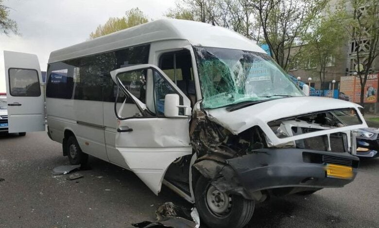На пр. Богоявленском "маршрутка" с пассажирами врезалась в грузовик - трое пострадавших | Корабелов.ИНФО image 1