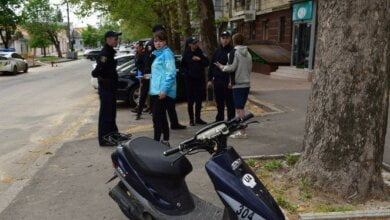 Пьяный мопедист врезался в аварийную машину «Николаевводоканала», а потом "повеселил" полицейских (Видео) | Корабелов.ИНФО image 1