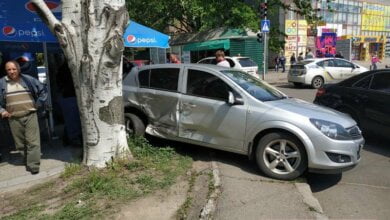 В Николаеве «Волга» протаранила «Опель» — автомобиль вылетел на летнюю площадку кафе | Корабелов.ИНФО image 1