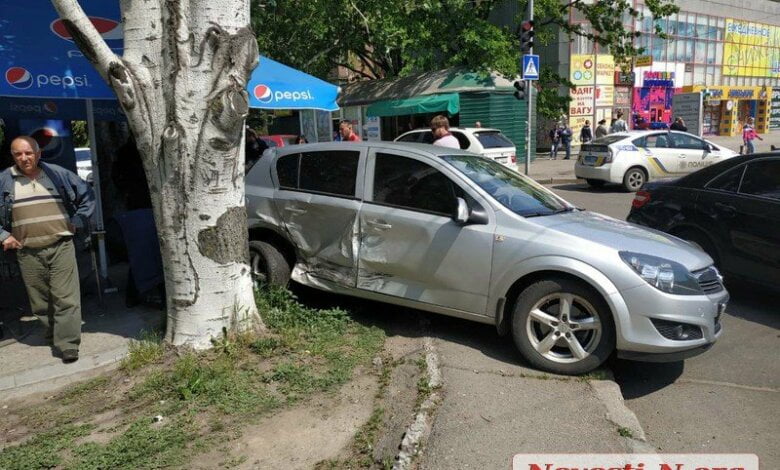 В Николаеве «Волга» протаранила «Опель» — автомобиль вылетел на летнюю площадку кафе | Корабелов.ИНФО image 1