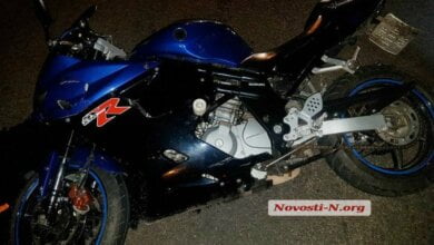 На проспекте Богоявленском мотоциклист, уходя от аварии, упал на асфальт и пролетел более 100 метров, получив серьезную травму | Корабелов.ИНФО