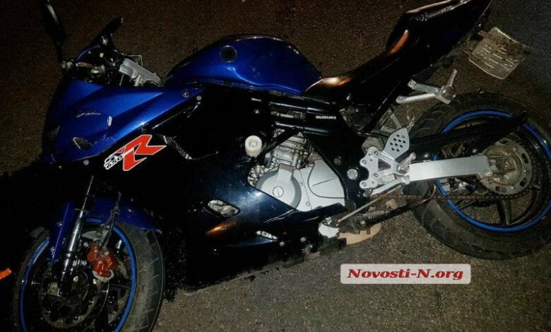 На проспекте Богоявленском мотоциклист, уходя от аварии, упал на асфальт и пролетел более 100 метров, получив серьезную травму | Корабелов.ИНФО
