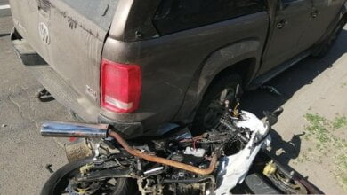 Мотоциклист в Николаеве "залетел" под припаркованный "Фольксваген": пострадавший в больнице | Корабелов.ИНФО image 2