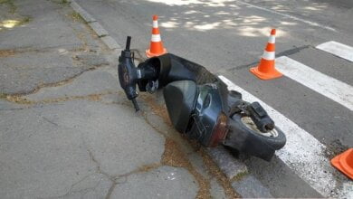 Несовершеннолетний на мопеде в Николаеве сбил женщину на переходе – обоих с места ДТП увезла «скорая» | Корабелов.ИНФО image 1