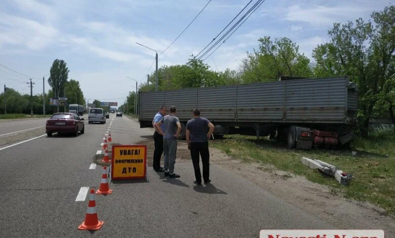 В Корабельном районе водитель Тойоты "подставил" зерновоз - "фура" слетела с дороги и снесла столб | Корабелов.ИНФО image 3