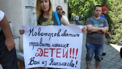 «Хватит травить наших детей!», - в Николаеве активисты с сосисками и маргарином пришли в суд кормить директора КОП | Корабелов.ИНФО image 4