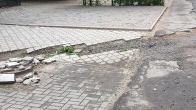 Уже  более месяца не могут "исправить" тротуар в Корабельном районе | Корабелов.ИНФО image 1