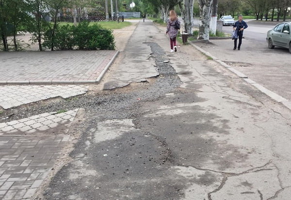 разрушенный тротуар возле остановки в Корабельном районе