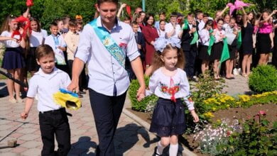 "Нарешті шкільні муки залишилися позаду", - випускників Галицинівської громади привітали з останнім дзвоником (ВІДЕО) | Корабелов.ИНФО image 7