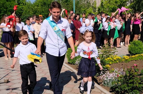 "Нарешті шкільні муки залишилися позаду", - випускників Галицинівської громади привітали з останнім дзвоником (ВІДЕО) | Корабелов.ИНФО image 7