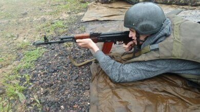 І хлопці, і дівчата: близько 3000 миколаївських школярів проходять навчальні стрільби | Корабелов.ИНФО image 4