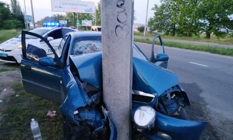 «ДЭУ» врезался в столб на перегоне в Корабельном районе — пострадали двое взрослых и ребенок | Корабелов.ИНФО image 1