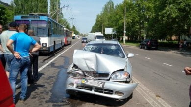 Lanos въехал в минивэн в Николаеве: госпитализирована пассажир, движение троллейбусов заблокировано | Корабелов.ИНФО image 1