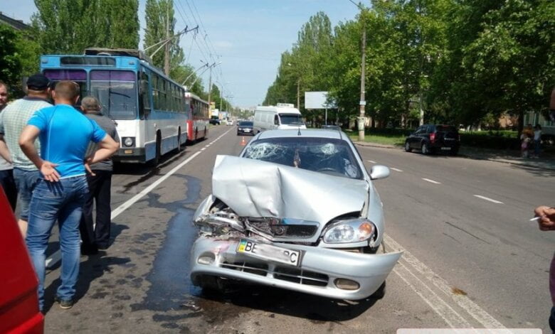 Lanos въехал в минивэн в Николаеве: госпитализирована пассажир, движение троллейбусов заблокировано | Корабелов.ИНФО image 1