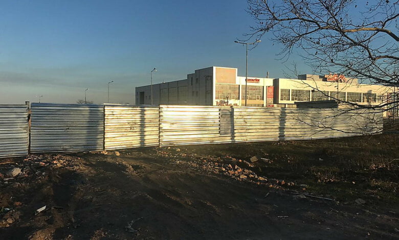 В Корабельном районе строят новый автосалон, хотя срок разрешения на проведение работ уже истек | Корабелов.ИНФО