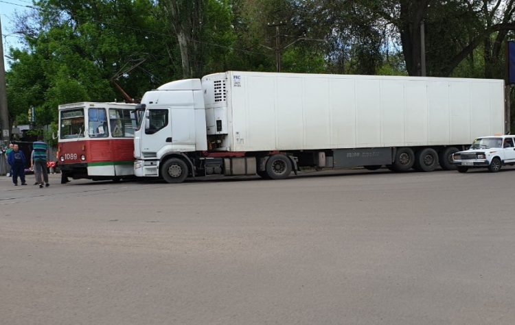 Фура врезалась в трамвай