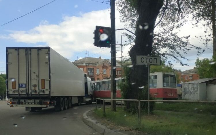 "Фура", ехавшая со стороны Корабельного района, при повороте врезалась в трамвай: оба водителя утверждают, что ехали "на зеленый" | Корабелов.ИНФО image 1